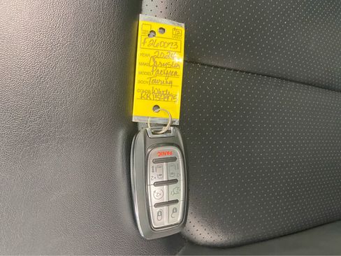 Used 2024 Chrysler Pacifica Touring-L FWD image 40