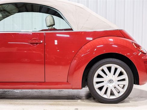 Used 2008 Volkswagen Beetle SE FWD image 4