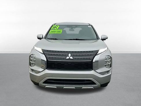 Used 2023 Mitsubishi Outlander SE image 2