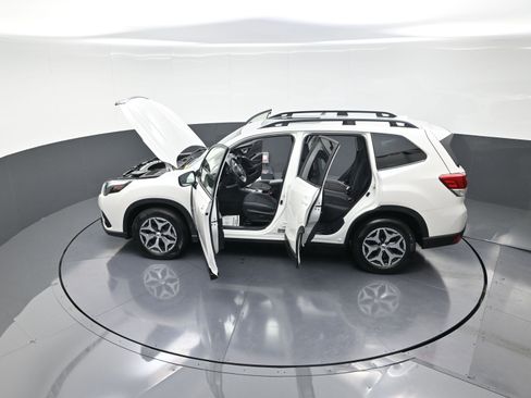 Used 2023 Subaru Forester Premium image 15