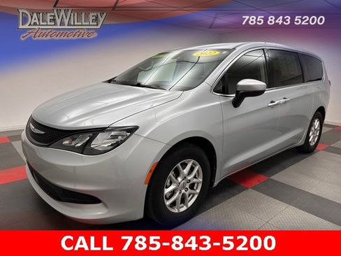 Used 2022 Chrysler Voyager LX image 3