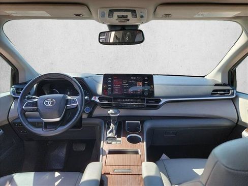 Used 2021 Toyota Sienna XLE FWD image 15