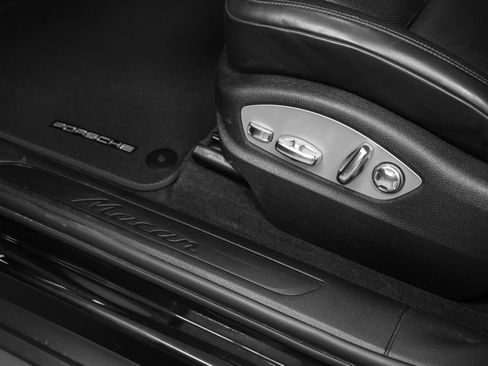 Certified 2022 Porsche Macan AWD/4WD image 26