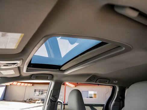 Used 2018 Toyota Sienna XLE image 5