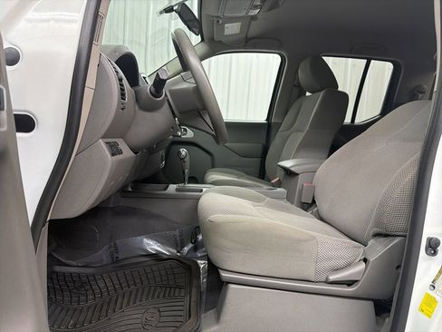 Used 2019 Nissan Frontier SV image 9