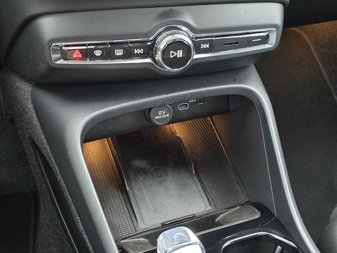 Used 2025 Volvo XC40 B5 Plus image 26