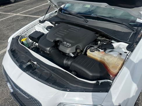 Used 2017 Chrysler 300 C image 28