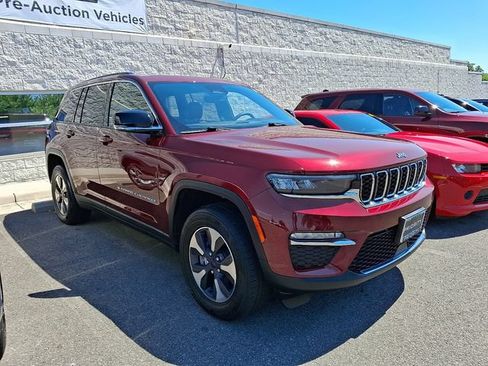 Used 2024 Jeep Grand Cherokee Limited 4xe AWD/4WD image 3