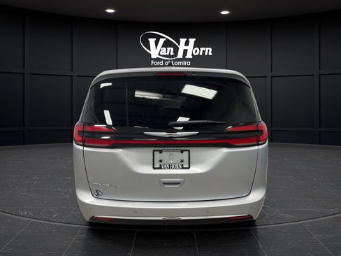 Used 2023 Chrysler Pacifica Touring-L FWD image 6