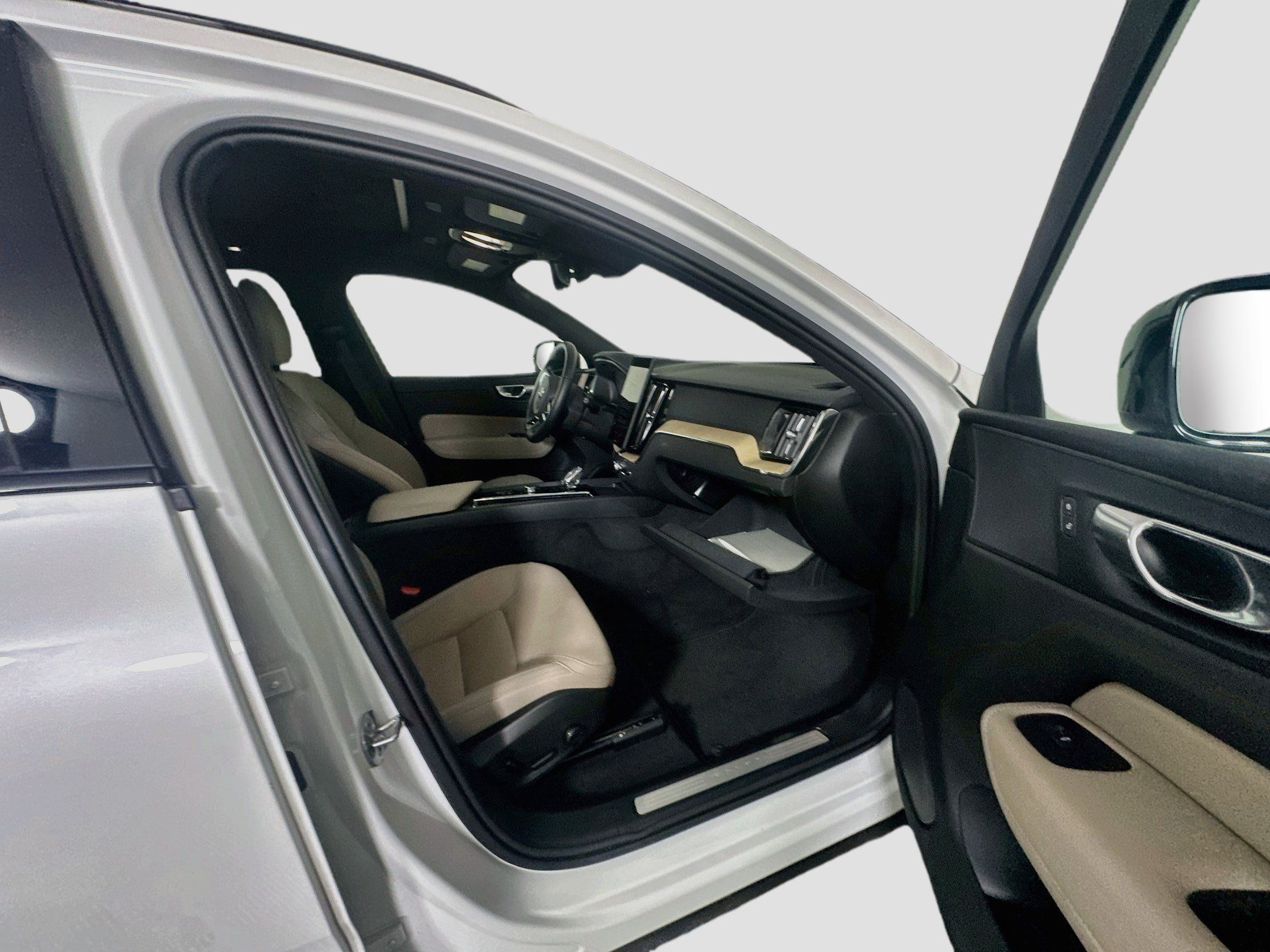 Used 2026 Volvo XC60 B5 Plus AWD/4WD image 32