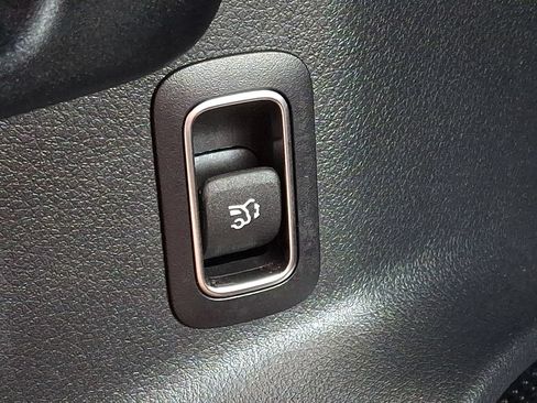Used 2025 Mercedes-Benz GLB 250 4MATIC image 25