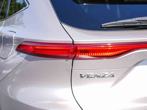 Used 2021 Toyota Venza LE AWD/4WD image 9