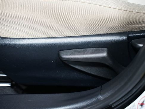 Used 2014 Toyota Corolla LE image 29