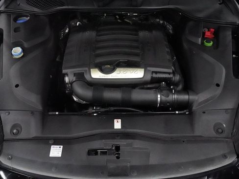 Used 2017 Porsche Cayenne Platinum Edition AWD/4WD image 34