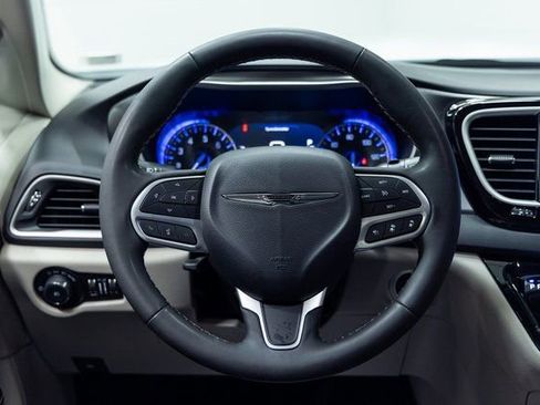 Used 2024 Chrysler Pacifica Touring-L image 13
