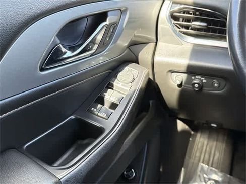 Used 2021 Chevrolet Traverse LT image 19