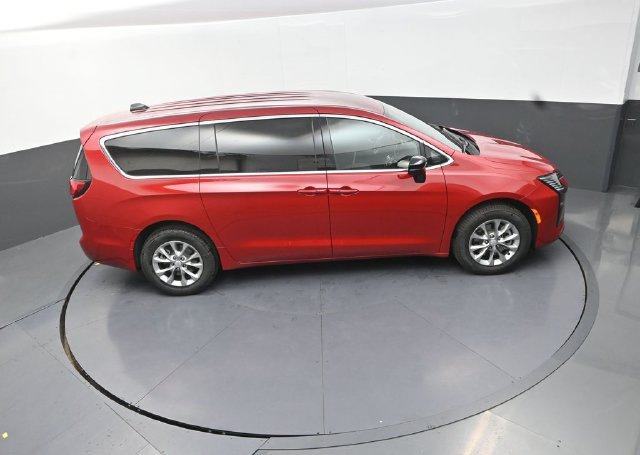New 2027 Chrysler Pacifica Select AWD/4WD image 17