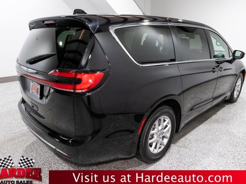 Used 2024 Chrysler Pacifica Touring-L image 5
