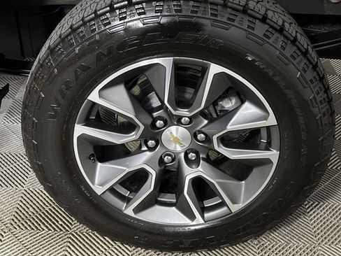 Used 2025 Chevrolet Silverado 1500 LT AWD/4WD image 34