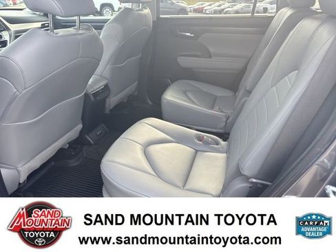 Used 2023 Toyota Highlander XLE image 14