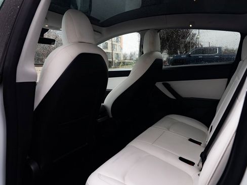 Used 2021 Tesla Model Y Long Range image 18