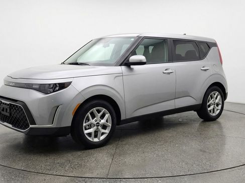 Used 2025 Kia Soul LX w/ LX Technology Package FWD image 3