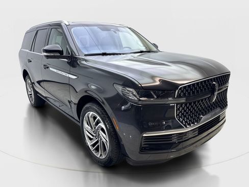 Used 2025 Lincoln Navigator Reserve AWD/4WD image 4