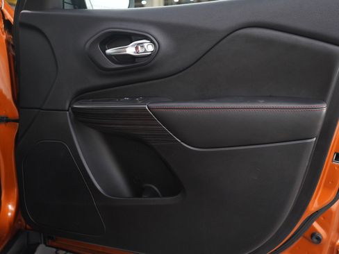 Used 2016 Jeep Cherokee Trailhawk w/ Comfort/Convenience Group image 9