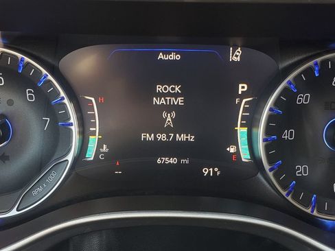 Used 2023 Chrysler Pacifica Touring-L FWD image 14