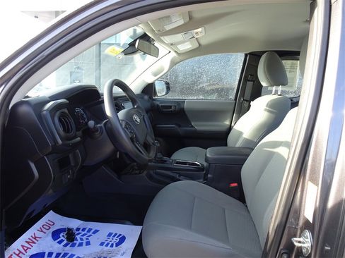 Used 2018 Toyota Tacoma SR image 8