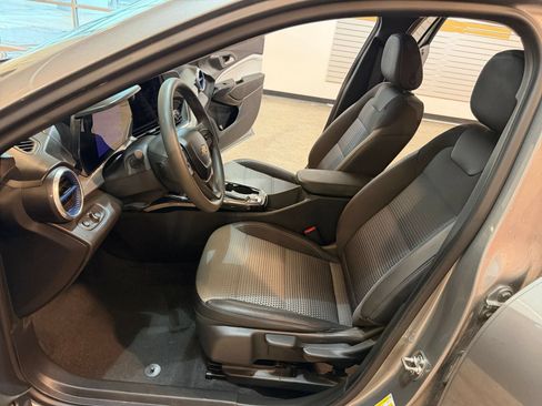 Used 2025 Chevrolet Trax LT FWD image 25
