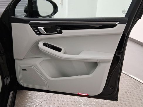 New 2026 Porsche Macan image 33