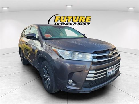 Used 2017 Toyota Highlander LE image 1