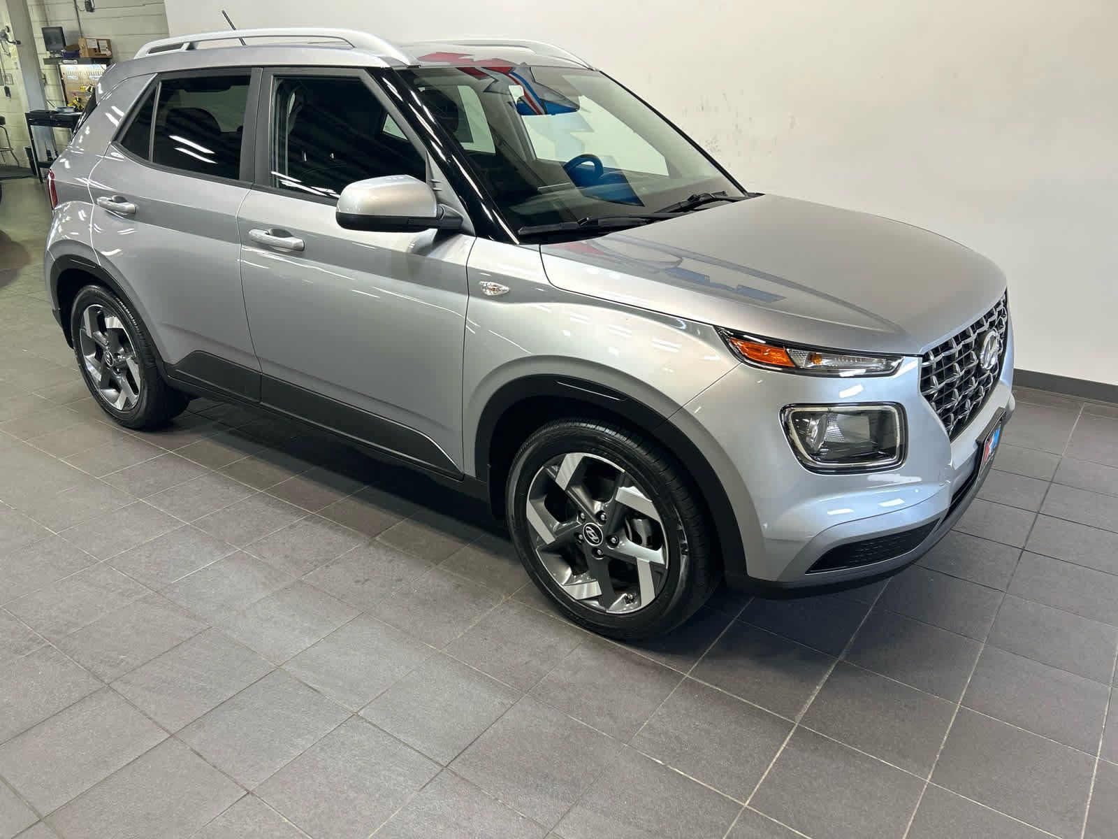 Used 2023 Hyundai Venue SEL FWD image 2