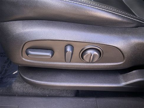 Used 2023 GMC Terrain SLT image 31