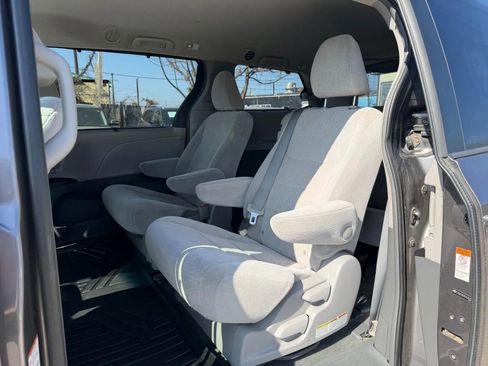 Used 2015 Toyota Sienna LE FWD image 14