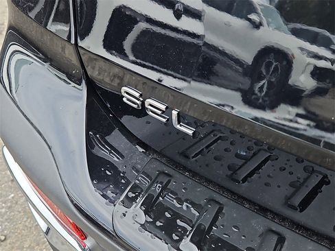 New 2025 Volkswagen Taos SEL image 5