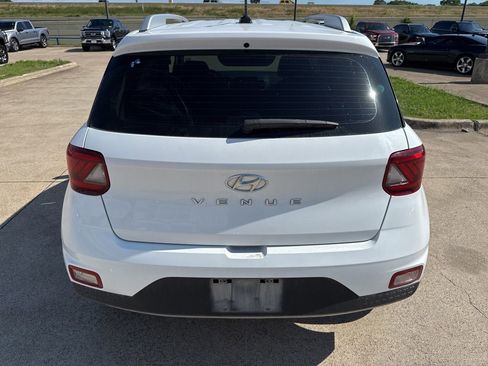 Used 2024 Hyundai Venue SEL FWD image 9