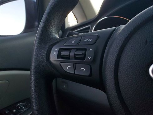 Used 2021 Kia Sedona LX image 22