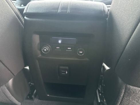 Used 2023 Chevrolet Traverse LT FWD image 22