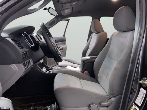 Used 2014 Toyota Tacoma PreRunner w/ SR5 Package image 10