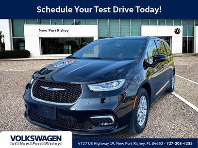 Used 2025 Chrysler Pacifica Select
