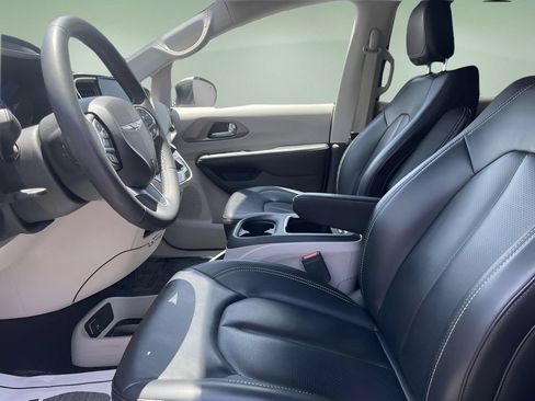 Used 2023 Chrysler Pacifica Touring-L FWD image 16