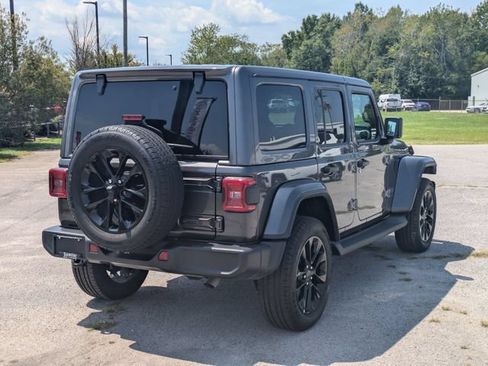 Used 2025 Jeep Wrangler Unlimited Sahara AWD/4WD image 3