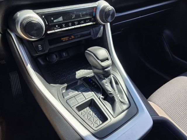 Used 2022 Toyota RAV4 LE w/ Carpet Mat Package (TMS) FWD image 17