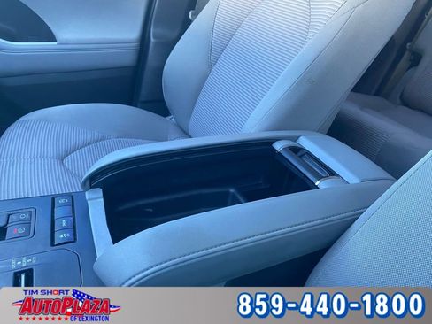Used 2022 Toyota Highlander LE image 29