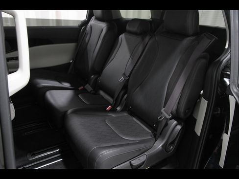 Used 2024 Kia Carnival EX FWD image 18