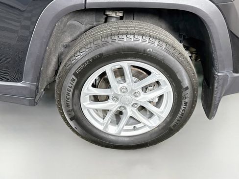 Used 2025 Jeep Grand Cherokee Laredo X AWD/4WD image 34