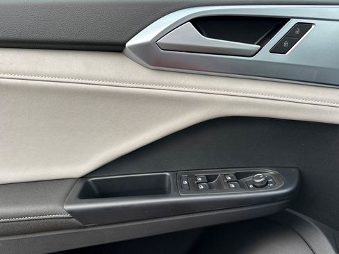 New 2026 Volkswagen Taos SE image 10