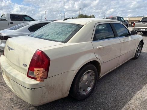 Used 2005 Chrysler 300 Touring RWD image 12